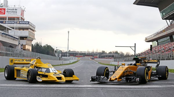 Renault Formula E and Renault Formula 1 car opposite each other on the racetrack